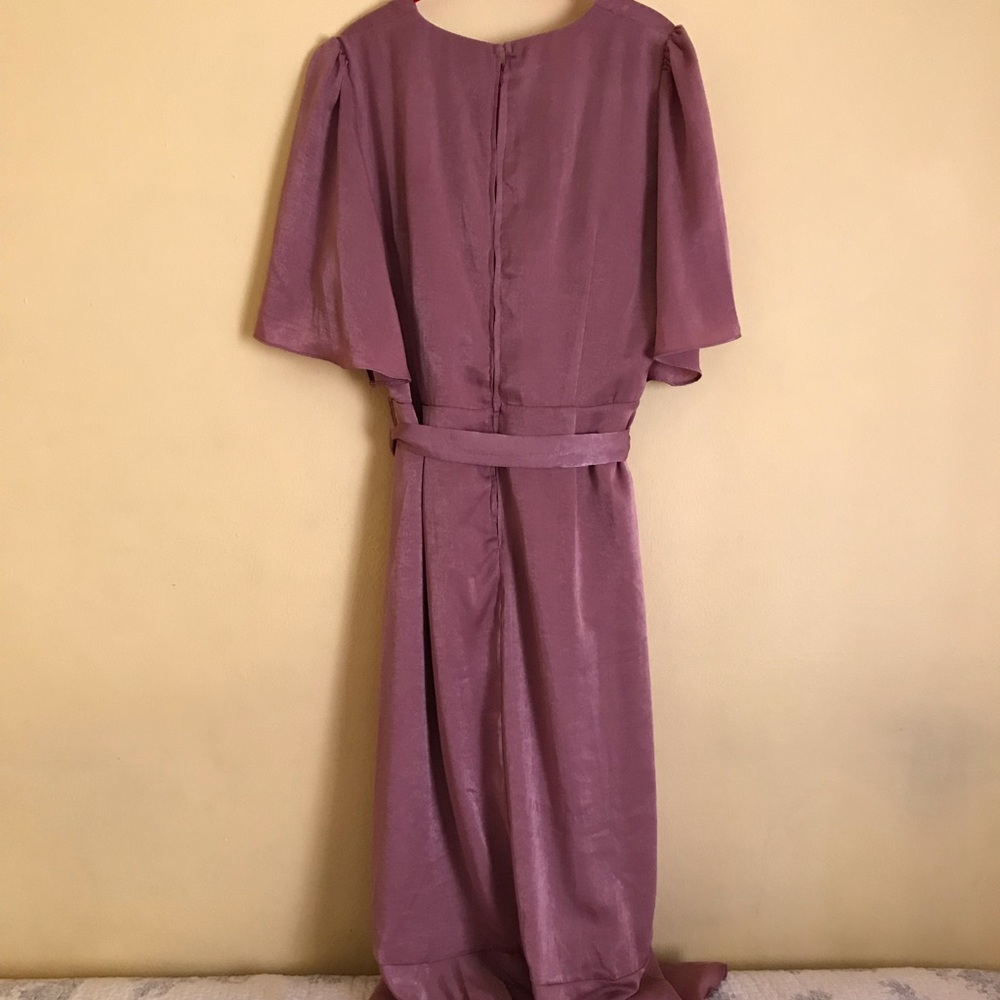 Flowy dress with belt, good for any formal event. - Picture 3 of 4
